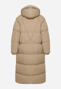 Born2be - Beżowa Długa Kurtka Pikowana Płaszcz na Zamek z Kapturem Lesea. Okazja: na co dzień. Typ kołnierza: kaptur. Kolor: beżowy. Materiał: dzianina, jeans. Długość: długie. Styl: casual, elegancki #5