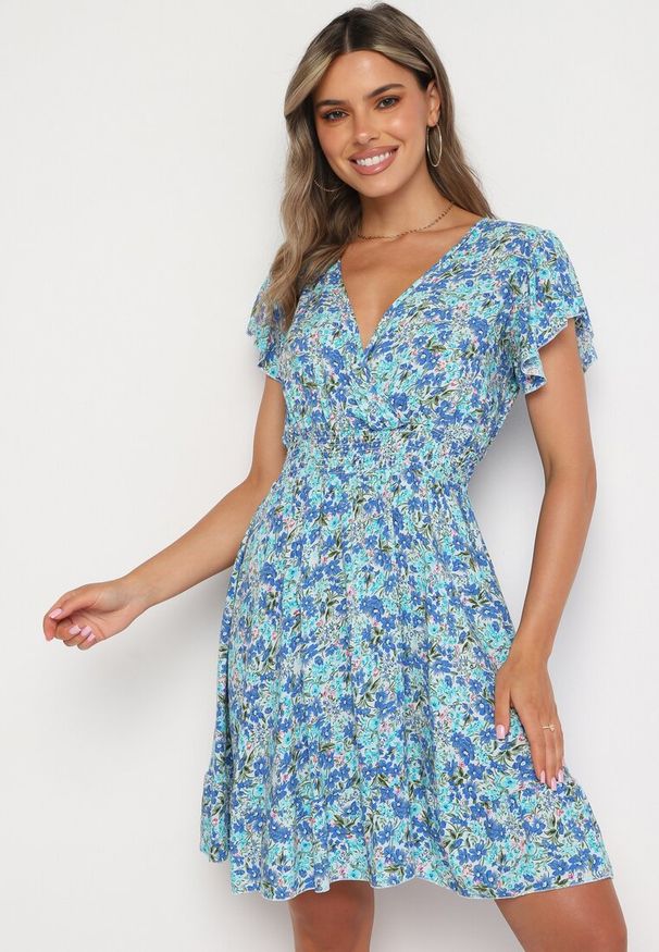 Born2be - Niebieska Bawełniana Sukienka z Gumką w Talii i Dekoltem w Serek o Kwiatowym Wzorze Doradea. Okazja: na co dzień. Typ kołnierza: dekolt w serek. Kolor: niebieski. Materiał: bawełna. Długość rękawa: krótki rękaw. Wzór: kwiaty. Sezon: lato. Styl: elegancki, casual, wizytowy