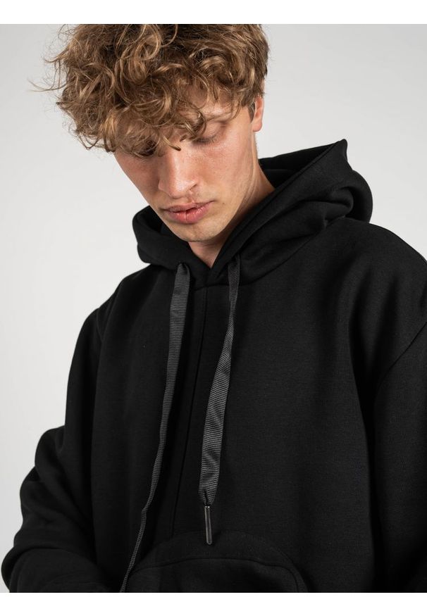 La Haine Inside Us Bluza "Thedoor" | A2208 3M | Mężczyzna | Czarny. Typ kołnierza: kaptur. Kolor: czarny. Materiał: bawełna. Długość: długie. Wzór: nadruk