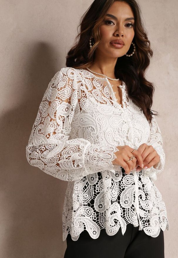 Renee - Biała Bluzka Koronkowa z Gładkim Topem Fermin. Kolor: biały. Materiał: koronka. Długość rękawa: na ramiączkach. Długość: długie. Wzór: gładki