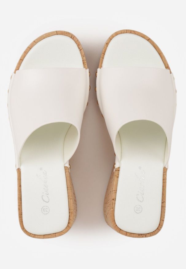 Born2be - Białe Klapki na Koturnie i Platformie z Korka Ozdobione Nitami Fyserlienne. Okazja: na co dzień, do pracy. Kolor: biały. Materiał: jeans, len. Wzór: aplikacja. Obcas: na koturnie. Styl: casual