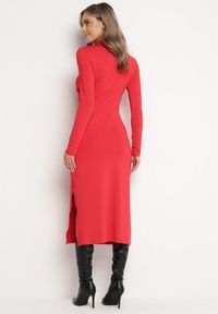Born2be - Czerwona Taliowana Sukienka Midi z Półgolfem i Marszczeniem Abigiana. Kolor: czerwony. Długość rękawa: długi rękaw. Styl: elegancki. Długość: midi