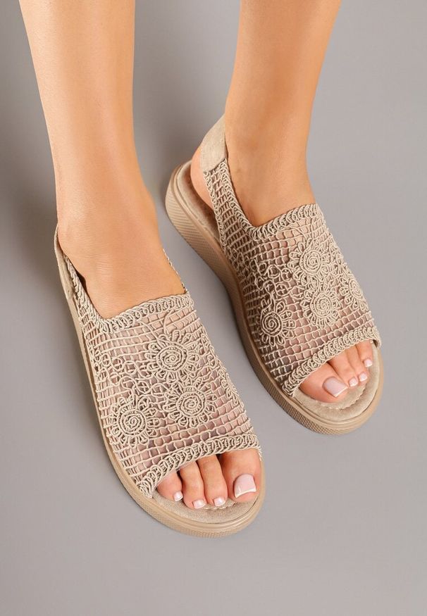 Born2be - Ciemnobeżowe Sandały z Plecionką Ażurową Cholewką Alanolea. Okazja: na co dzień. Zapięcie: rzepy. Kolor: beżowy. Wzór: ażurowy. Styl: casual, elegancki