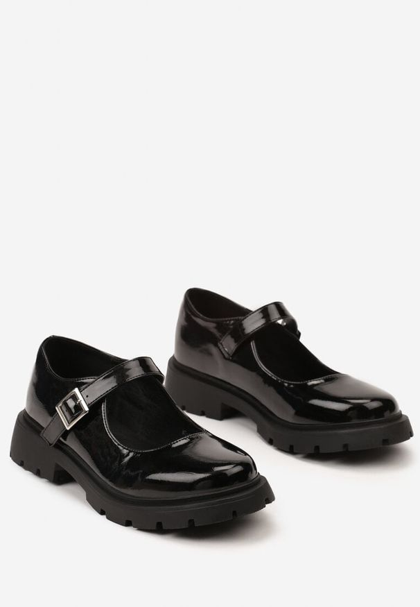 Renee - Czarne Lakierowane Półbuty Zapinane na Sprzączkę na Grubej Podeszwie Peravilla. Okazja: do pracy, na co dzień. Zapięcie: sprzączka. Kolor: czarny. Materiał: lakier. Styl: elegancki, casual, klasyczny