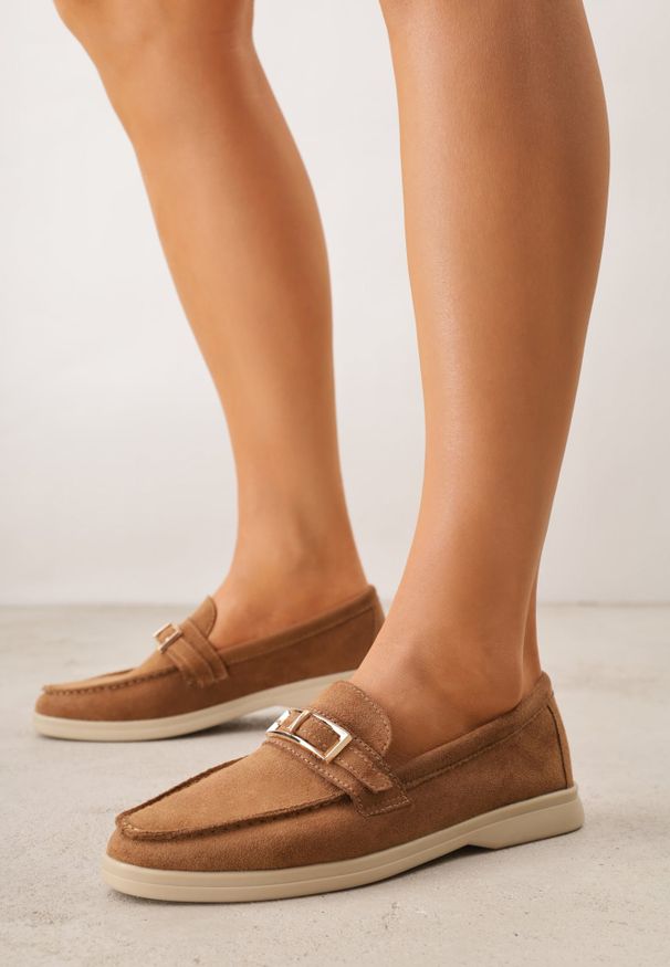 Renee - Jasnobrązowe Mokasyny Ozdobione Metaliczną Klamrą Murielori. Nosek buta: okrągły. Zapięcie: klamry. Kolor: brązowy. Materiał: skóra, zamsz. Wzór: aplikacja. Obcas: na obcasie. Wysokość obcasa: niski