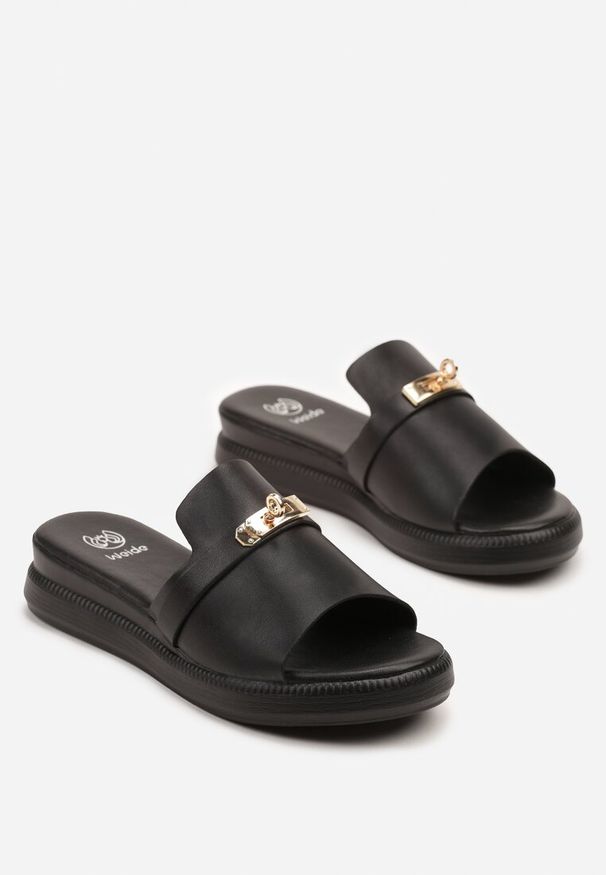 Renee - Czarne Klapki z Metaliczną Ozdobą Zelmio. Okazja: na co dzień. Kolor: czarny. Wzór: aplikacja. Sezon: lato. Styl: casual, elegancki