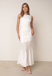 Born2be - Biała Elegancka Sukienka z Łączonych Materiałów z Odkrytymi Plecami i Falbankami Kalice. Okazja: na randkę, na wesele, na imprezę, na ślub cywilny. Typ kołnierza: kołnierz z falbankami. Kolor: biały. Materiał: materiał. Długość rękawa: na ramiączkach. Wzór: aplikacja. Typ sukienki: proste. Styl: elegancki #5