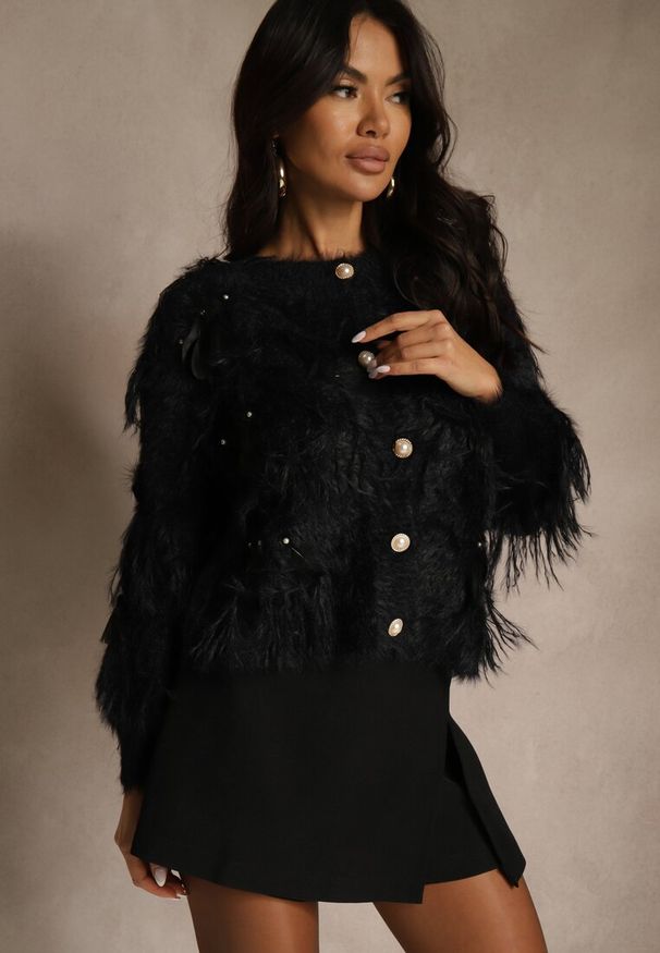 Renee - Czarny Kardigan w Eleganckim Stylu z Imitacją Piór i Perłowymi Guzikami Nessea. Kolor: czarny. Materiał: jeans, satyna. Styl: elegancki