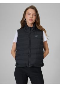 4f - 4F Bezrękawnik z wypełnieniem syntetycznym damski - czarny XL. Okazja: na co dzień. Typ kołnierza: kołnierzyk stójkowy. Kolor: czarny. Materiał: syntetyk. Długość rękawa: bez rękawów. Wzór: gładki. Styl: casual #1