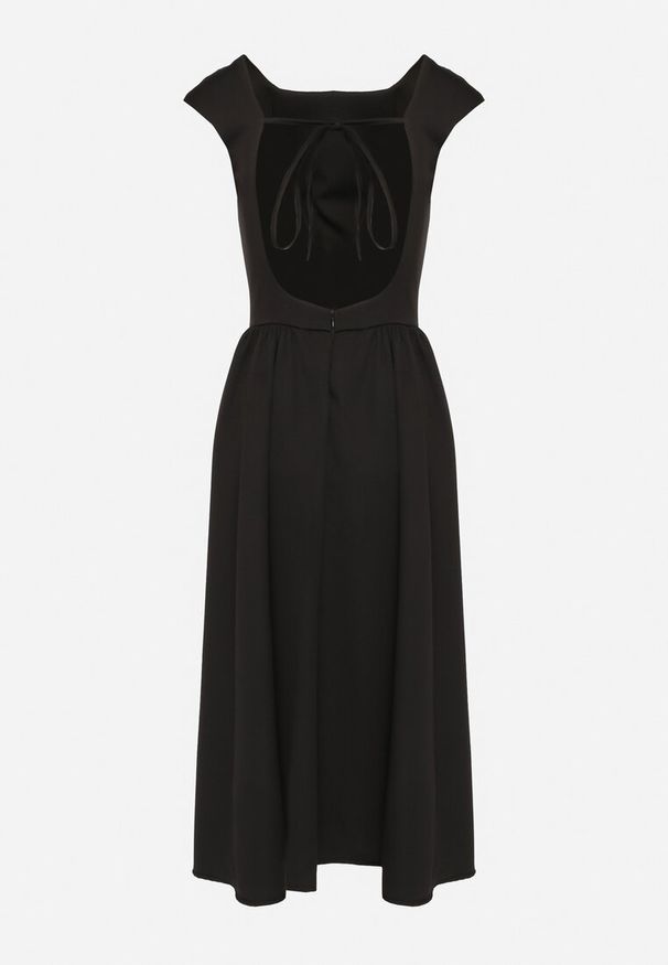 Born2be - Czarna Sukienka o Rozkloszowanym Kroju z Wiązaniem i Dekoltem w Łódkę Aladriela. Okazja: na co dzień. Typ kołnierza: dekolt w łódkę. Kolor: czarny. Długość rękawa: krótki rękaw. Sezon: wiosna, lato. Styl: klasyczny, casual