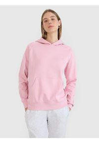 4f - 4F Bluza dresowa nierozpinana z kapturem damska - różowa XL. Okazja: na co dzień. Typ kołnierza: kaptur. Kolor: różowy. Materiał: dresówka. Długość rękawa: raglanowy rękaw. Wzór: gładki, ze splotem. Styl: sportowy, casual