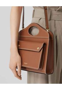 Burberry - BURBERRY - Skórzana torba z przeszyciami Pocket. Kolor: brązowy. Materiał: skóra