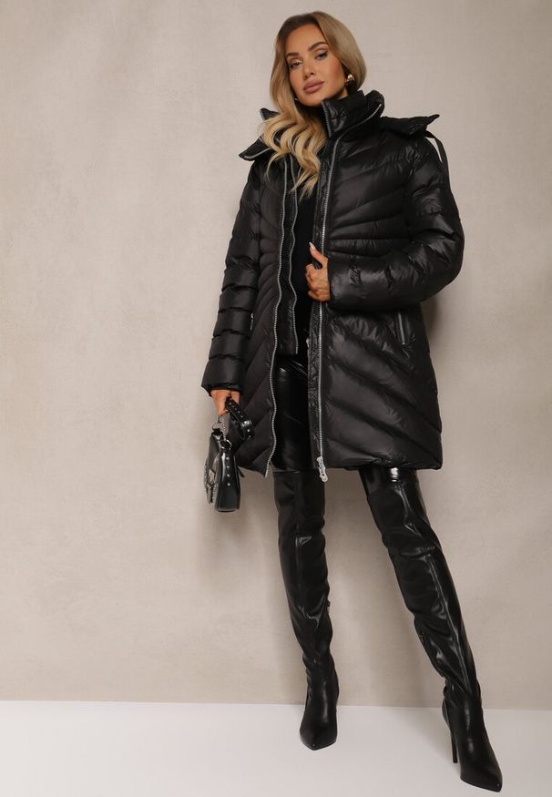 Renee - Czarna Zimowa Kurtka z Ukośnym Pikowaniem i Nieodpinanym Kapturem Siaritha. Okazja: na co dzień, na spacer. Kolor: czarny. Materiał: jeans. Sezon: zima. Styl: casual, elegancki