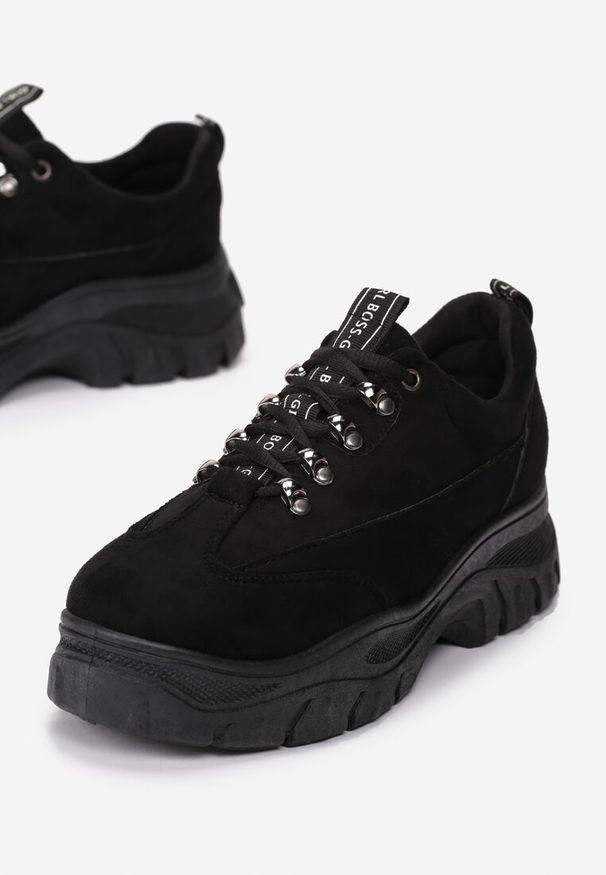 Renee - Czarne Zamszowe Sneakersy Farwynn. Zapięcie: sznurówki. Kolor: czarny. Materiał: zamsz. Szerokość cholewki: normalna. Wzór: aplikacja