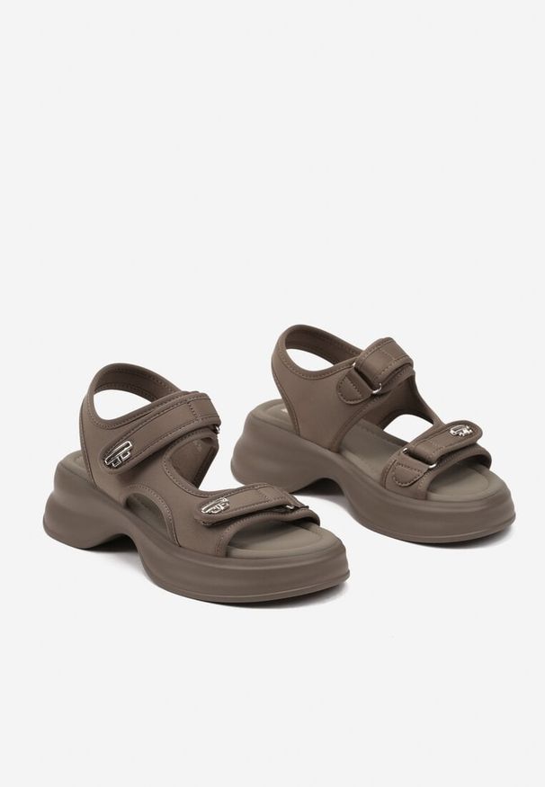 Born2be - Zielone Sandały na Grubej Podeszwie z Metalicznym Zdobieniem Nalanor. Okazja: na co dzień. Zapięcie: rzepy. Kolor: zielony. Materiał: jeans. Wzór: aplikacja. Obcas: na obcasie. Styl: casual. Wysokość obcasa: średni