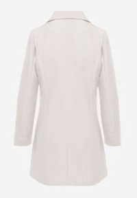 Renee - Beżowa Marynarka Sukienka z Aplikacjami 3D w Kształcie Kwiatów i Zapięciem na Guziki Lorira. Okazja: na co dzień, do pracy, na spotkanie biznesowe. Kolor: beżowy. Materiał: jeans. Wzór: kwiaty, aplikacja. Styl: klasyczny, casual, biznesowy, elegancki #8