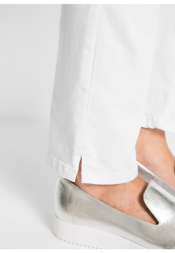 bonprix - Dżinsy z prostą nogawką, mid waist, ze stretchem. Kolor: biały