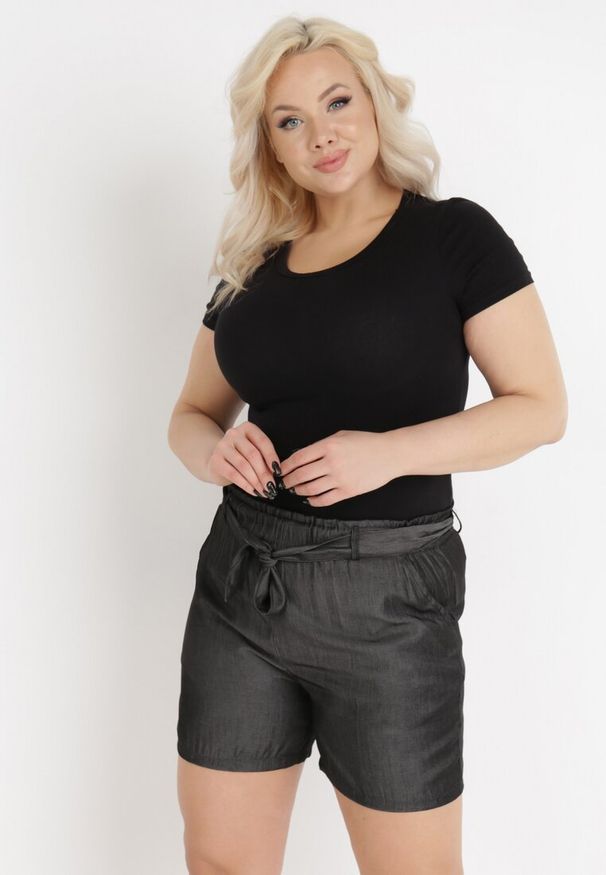 Born2be - Ciemnoszare Szorty Chryseia. Kolekcja: plus size. Kolor: szary. Materiał: materiał. Styl: wakacyjny