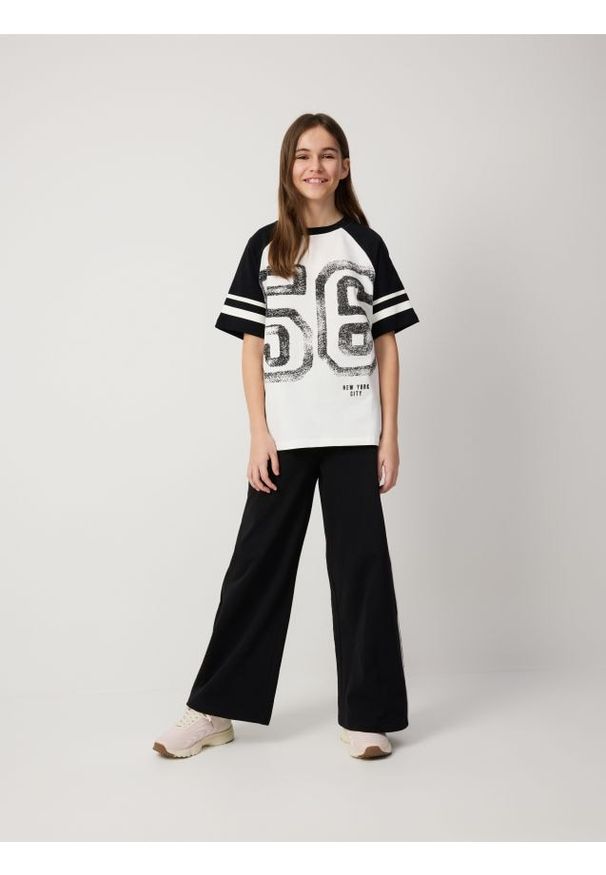 Reserved - Bawełniany t-shirt z nadrukiem - złamana biel. Materiał: bawełna. Wzór: nadruk