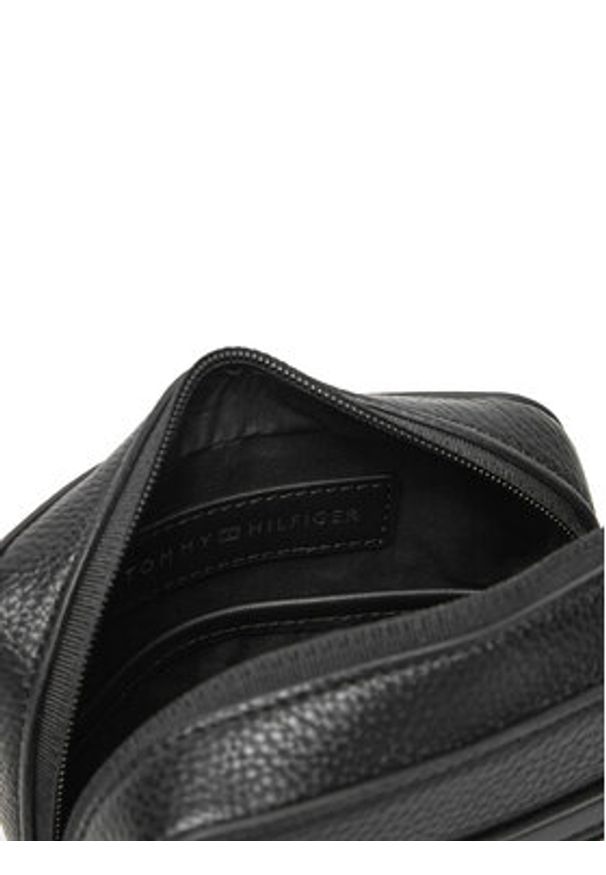 TOMMY HILFIGER - Tommy Hilfiger Saszetka Th Central Mini Reporter AM0AM13204 Czarny. Kolor: czarny. Materiał: skóra