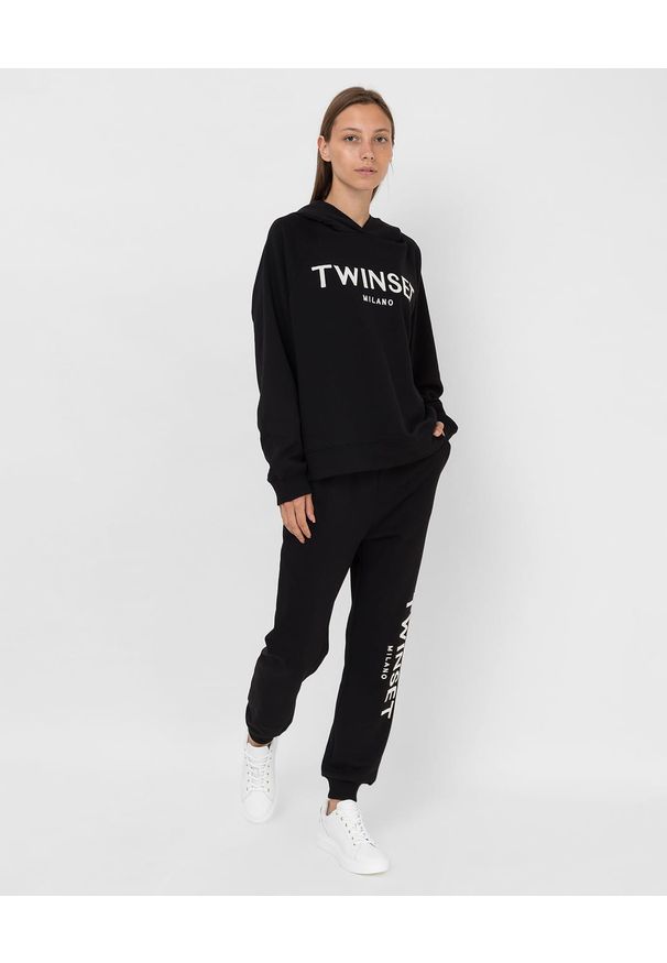TwinSet - Czarne joggersy z haftowanym logo Twinset. Kolor: czarny. Materiał: bawełna. Wzór: haft