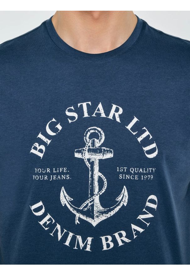 Big-Star - Koszulka męska z kontrastowym nadrukiem ciemnoniebieska Kartes 402. Okazja: na co dzień. Kolor: niebieski. Materiał: dzianina, skóra, materiał. Wzór: nadruk. Styl: sportowy, casual, elegancki