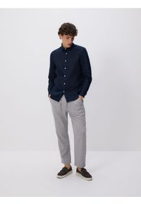 Reserved - Spodnie carrot z lnem - ciemnoszary. Kolor: szary. Materiał: len