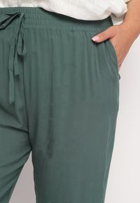Born2be - Ciemnozielone Bawełniane Spodnie z Szerokimi Nogawkami Wysokim Stanem i Gumką w Pasie Eroea. Okazja: do pracy. Stan: podwyższony. Kolor: zielony. Materiał: bawełna. Styl: elegancki #5