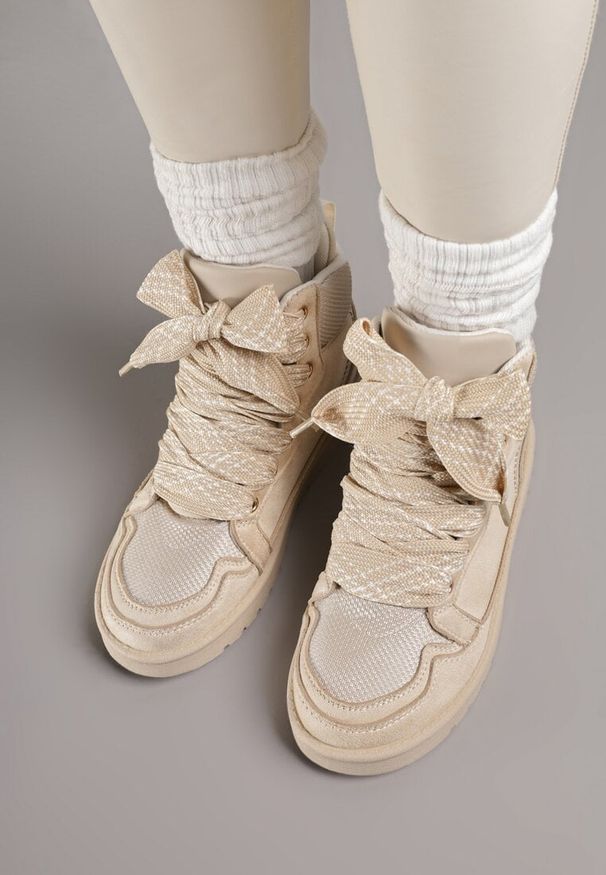 Renee - Beżowe Sneakersy Ozdobione Sznurówkami w Geometryczny Wzór Avoslia. Okazja: na co dzień. Kolor: beżowy. Materiał: jeans. Wzór: aplikacja, geometria