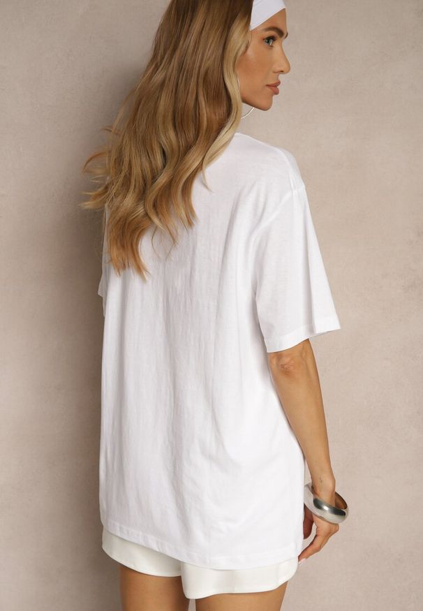 Renee - Biała Koszulka T-shirt z Bawełny Zdobiona Oryginalnym Nadrukiem Savindrae. Okazja: na co dzień. Kolor: biały. Materiał: bawełna. Wzór: aplikacja, nadruk. Styl: klasyczny, elegancki, casual