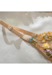 Intica - Komplet bielizny z biustonoszem i stringami na romantyczne wieczory Klarika. Kolor: wielokolorowy. Materiał: materiał, skóra. Wzór: aplikacja #8
