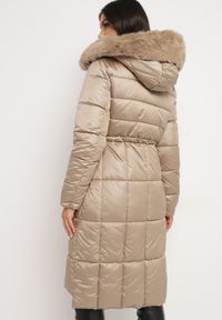 Born2be - Ciemnobeżowa Pikowana Kurtka z Kapturem z Futerkiem z Możliwością Odpięcia Ściągana w Talii Ravanna. Okazja: na co dzień. Typ kołnierza: kaptur. Kolor: beżowy. Materiał: futro. Styl: casual, elegancki #3