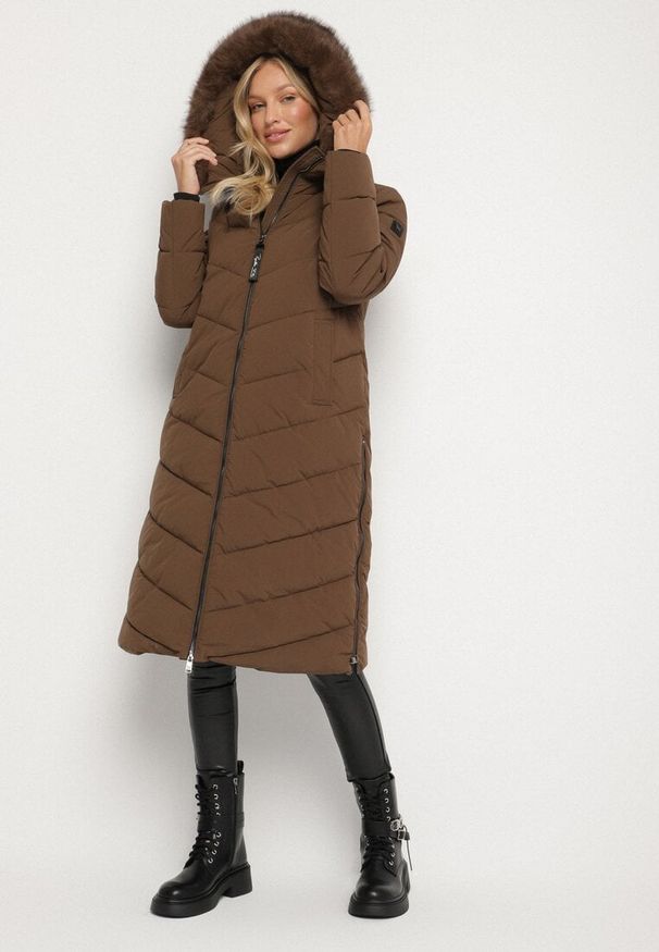 Born2be - Brązowa Długa Kurtka z Pikowanymi Przeszyciami i Kapturem z Futerkiem Galella. Okazja: na co dzień. Kolor: brązowy. Materiał: futro. Długość: długie. Styl: klasyczny, casual, elegancki