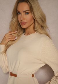 Renee - Beżowa Sukienka z Dodatkiem Wiskozy z Paskiem i Ozdobnymi Rękawami Daiviane. Kolor: beżowy. Materiał: wiskoza. Sezon: zima #5