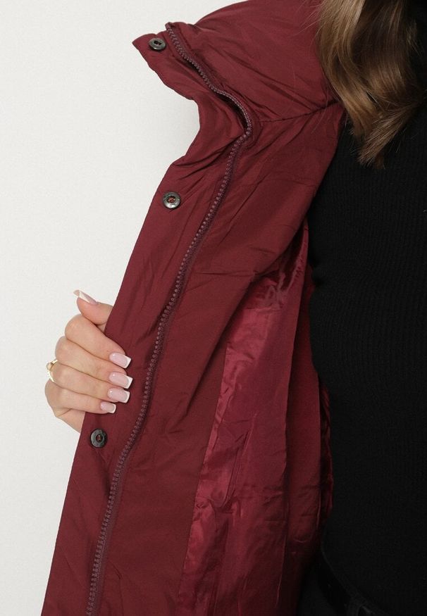 Born2be - Bordowa Pikowana Kurtka o Kroju Oversize z Kapturem Galandia. Okazja: na co dzień, na spacer. Typ kołnierza: kaptur. Kolor: czerwony. Materiał: jeans, poliester. Styl: casual, elegancki