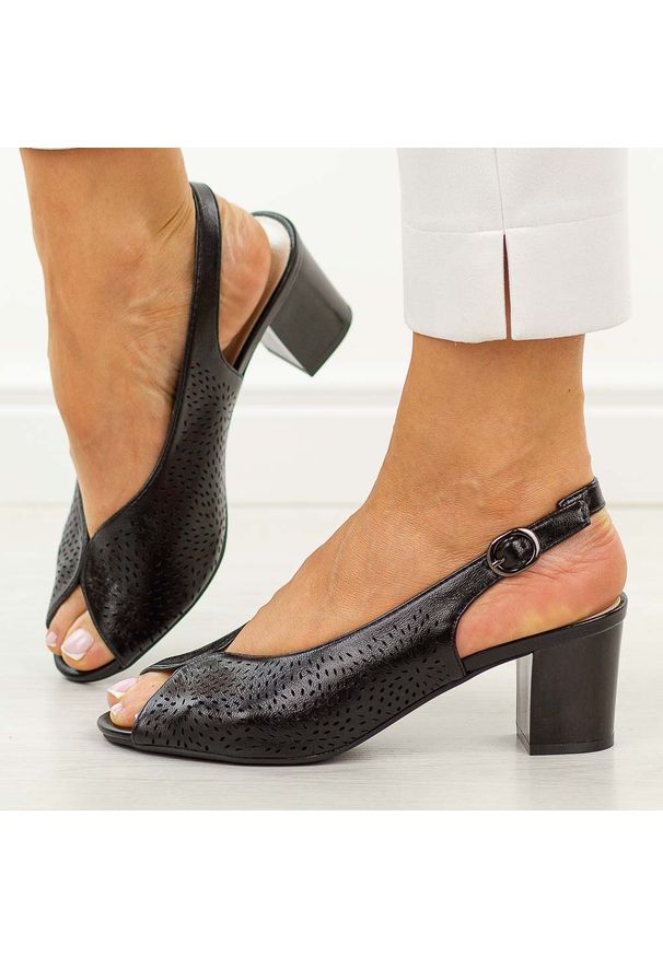 Czarne sandały damskie na obcasie M.Daszyński 1954-22. Okazja: na co dzień, na imprezę. Kolor: czarny. Materiał: skóra. Wzór: ażurowy. Sezon: wiosna, lato. Obcas: na obcasie. Styl: casual, elegancki, klasyczny, wizytowy. Wysokość obcasa: średni