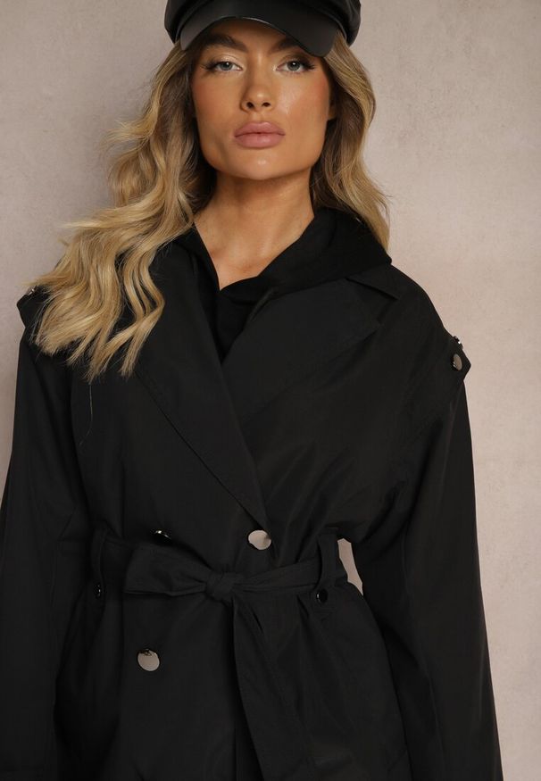 Renee - Czarny Płaszcz Trencz o Kroju Oversize Ozdobiony Materiałowym Paskiem i Guzikami Iritheas. Kolor: czarny. Materiał: materiał. Wzór: aplikacja