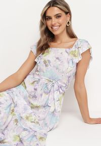 Born2be - Jasnofioletowa Wiskozowa Sukienka w Kwiaty na Ramiączkach z Falbanką i Materiałowym Paskiem Moemia. Okazja: na wesele, na co dzień, na ślub cywilny, na imprezę. Typ kołnierza: kołnierz z falbankami, dekolt kwadratowy. Kolor: fioletowy. Materiał: wiskoza, materiał. Długość rękawa: na ramiączkach. Wzór: kwiaty. Styl: casual, elegancki #4