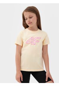 4F JUNIOR - T-shirt z nadrukiem dziewczęcy - żółty. Okazja: na co dzień. Kolor: żółty. Materiał: bawełna, dzianina, jersey. Długość rękawa: krótki rękaw. Długość: krótkie. Wzór: nadruk. Sezon: lato. Styl: casual, klasyczny, sportowy