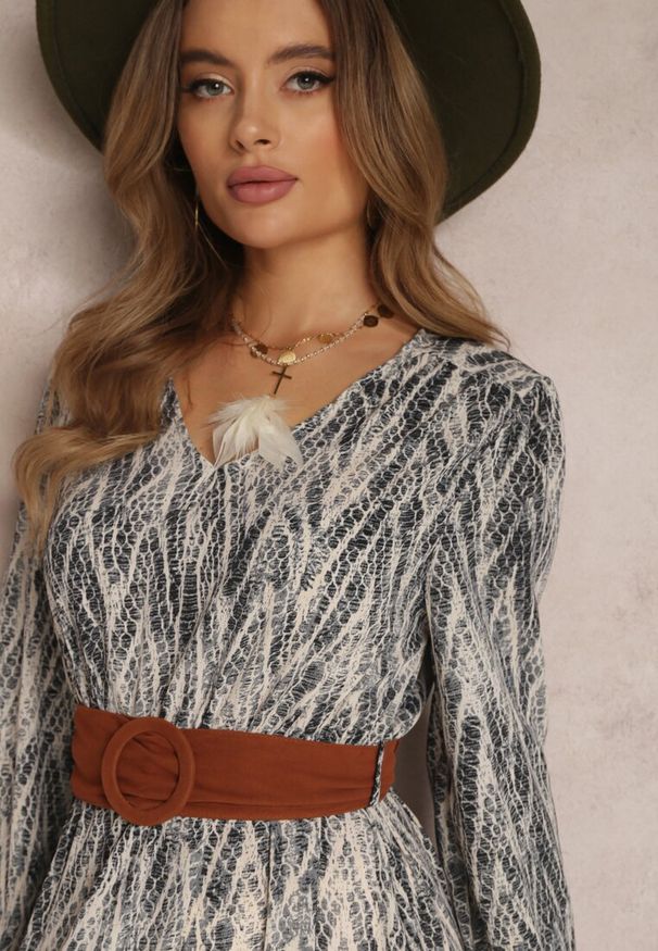 Renee - Szara Sukienka z Gumką w Pasie Nossi. Typ kołnierza: dekolt w kształcie V. Kolor: szary. Materiał: tkanina, materiał. Styl: boho. Długość: maxi