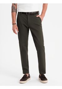 Ombre Clothing - Męskie spodnie chino REGULAR FIT z delikatną strukturą – ciemnozielone V4. Okazja: na co dzień. Kolor: zielony. Materiał: tkanina, elastan, bawełna. Styl: klasyczny, casual #9