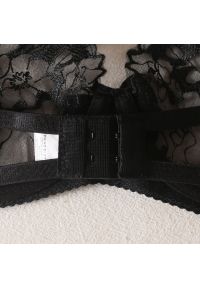 Intica - Komplet haftowanej bielizny na specjalne okazje Pelagheia. Kolor: czarny. Materiał: tkanina, materiał. Wzór: haft #5