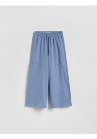 Reserved - Spodnie dresowe z naszywkami - granatowy. Kolor: niebieski. Materiał: dresówka. Wzór: aplikacja