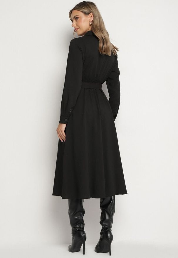 Born2be - Czarna Sukienka Koszulowa o Rozkloszowanym Fasonie z Materiałowym Paskiem Nerisela. Okazja: na co dzień. Kolor: czarny. Materiał: materiał. Typ sukienki: koszulowe. Styl: casual, elegancki