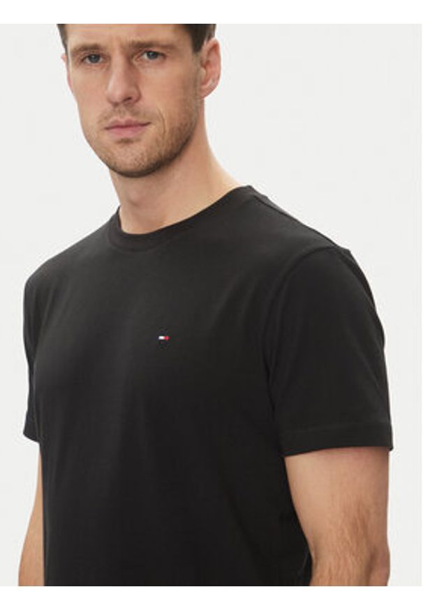 TOMMY HILFIGER - Tommy Hilfiger T-Shirt UM0UM03362 Czarny Regular Fit. Kolor: czarny. Materiał: bawełna