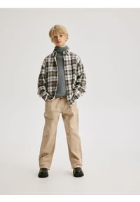 Reserved - Wysokoelastyczne spodnie regular - beżowy. Kolor: beżowy. Materiał: tkanina, bawełna #1