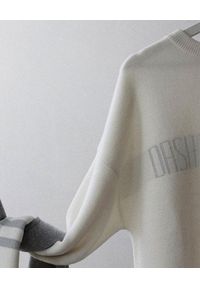 Dash My Buttons! - Wełniany sweter z błyszczącym logowaniem. Kolor: biały. Materiał: wełna #2