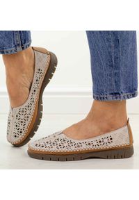 Szare skórzane półbuty damskie Sergio Leone Sp006. Nosek buta: okrągły. Kolor: szary. Materiał: skóra. Szerokość cholewki: normalna. Wzór: aplikacja. Sezon: wiosna, lato. Styl: klasyczny #1