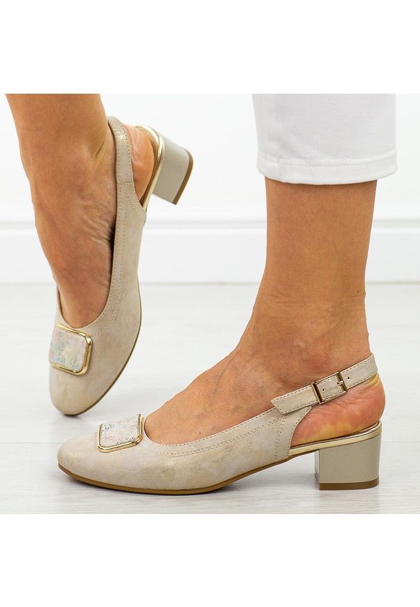 Złote czółenka damskie na obcasie M.Daszyński Sa210-11. Okazja: na co dzień, na spotkanie biznesowe, na ślub cywilny, na wesele, na imprezę. Nosek buta: okrągły. Zapięcie: sprzączka. Kolor: złoty. Szerokość cholewki: normalna. Wzór: aplikacja. Materiał: skóra. Sezon: lato. Obcas: na obcasie. Styl: biznesowy, elegancki, casual, klasyczny, wizytowy. Wysokość obcasa: średni