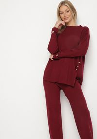 Born2be - Bordowy Dzianinowy Komplet z Wiskozą Spodnie i Sweter Zdobiony Guzikami Unisea. Kolor: czerwony. Materiał: dzianina, wiskoza. Wzór: aplikacja #6